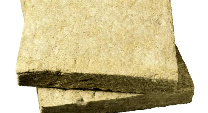 Två rektangulära skivor av isoleringsmaterial, troligen stenull eller glasull, staplade på varandra.