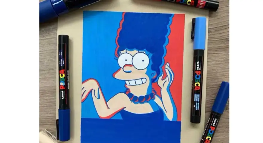 Un dessin de Marge Simpson réalisé avec des feutres Posca, entouré de plusieurs marqueurs Posca de différentes couleurs.