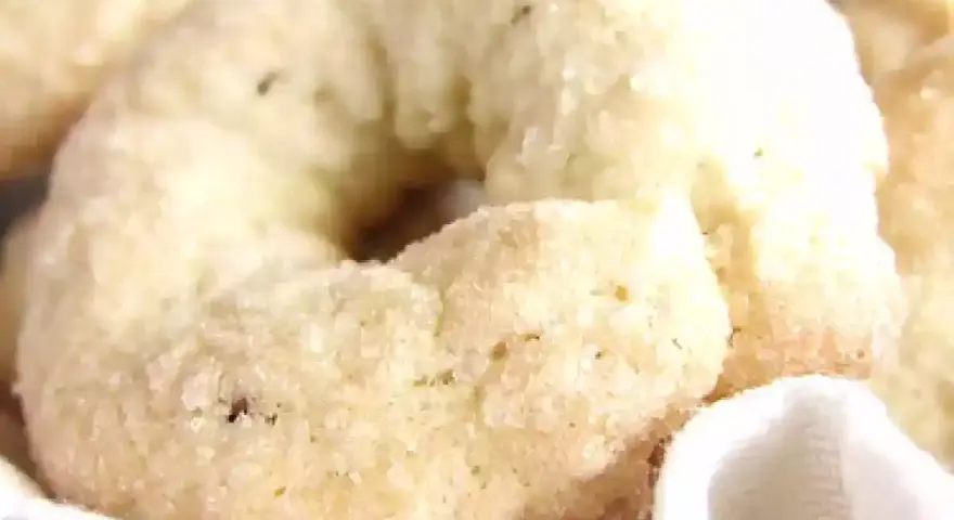 Ciambelline al vino dorate e zuccherose, perfette per accompagnare un caffè o un tè.