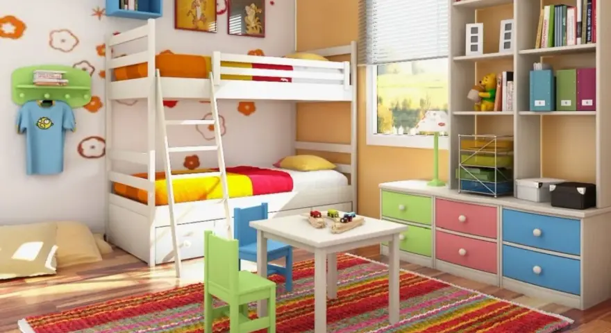 Cameretta bambino 6 anni con letto a castello, scrivania, tappeto colorato e libreria piena di giochi e libri.