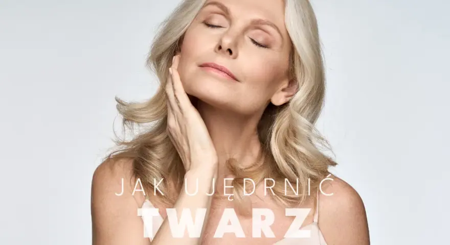Kobieta z zamkniętymi oczami dotyka policzka, ukazując piękne stretchcare efekty. Tekst: "Jak ujędrnić twarz".