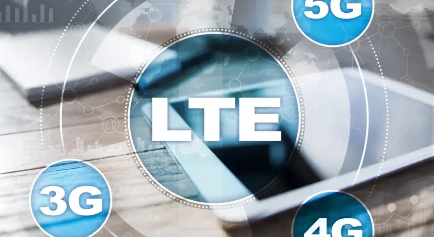 Ewolucja sieci: od 3G, przez 4G, po 5G. Widoczne ikony technologii mobilnych na tle nowoczesnego sprzętu.
