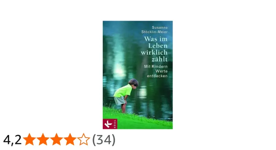 Ein Junge am Wasser, der mit Kindern Werte entdecken möchte, um ihnen eine Freude zu machen.