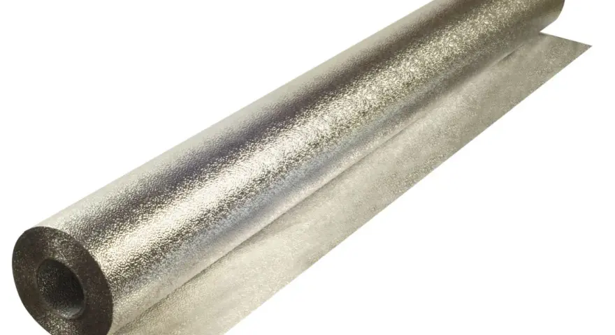 Gruba folia aluminiowa budowlana, błyszcząca, zwinięta w rolkę, gotowa do izolacji.