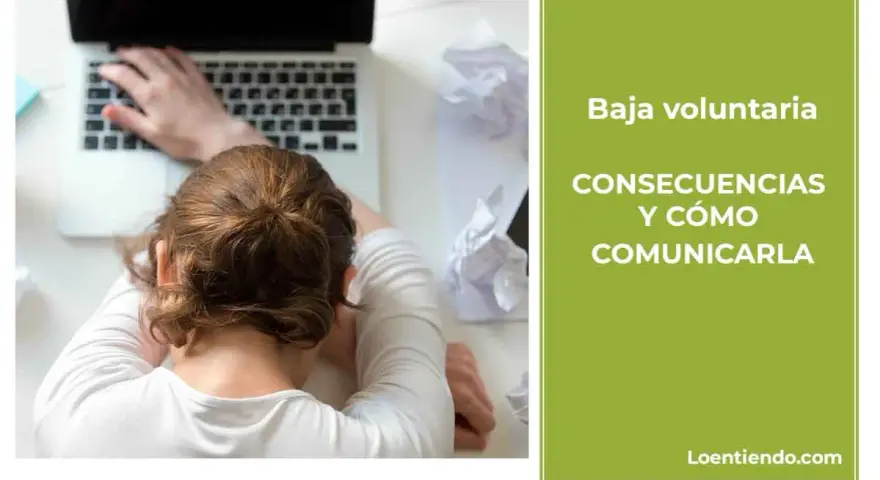 Persona agotada sobre un portátil. El texto indica "Baja voluntaria: consecuencias y cómo comunicarla".