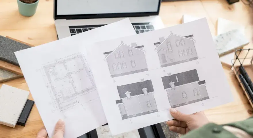 Rysunki domów i plan parteru. Czas na pozwolenie na budowę co dalej? Analiza projektu na biurku.
