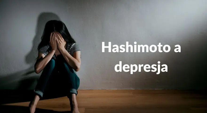 Smutna kobieta siedzi przy ścianie, zakrywając twarz dłońmi. Tekst: Hashimoto a depresja. Niedoczynność tarczycy może objawiać się psychicznie.
