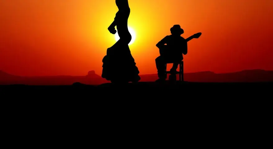 Tancerka flamenco i gitarzysta w zachodzącym słońcu. Czy to falset co to za dźwięk?