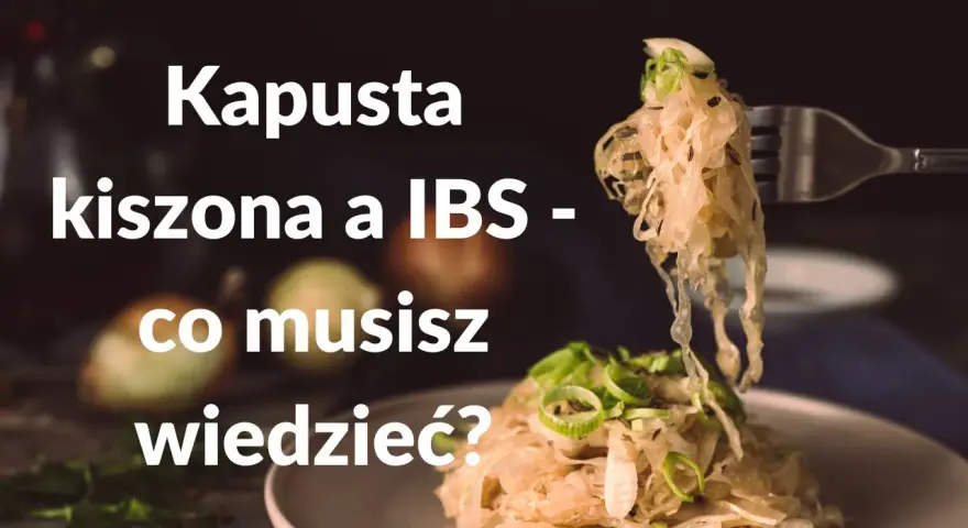 Kapusta kiszona a IBS – czy jest zdrowa? Widok na talerz z kiszoną kapustą i widelcem unoszącym porcję.