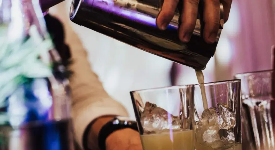 Ile kosztuje drink bar na wesele? Ceny, pakiety, jak nie przepłacić