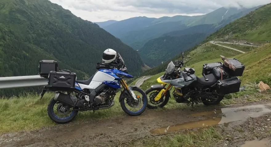 Dwa motocykle gotowe na przygodę. Wspaniała górska trasa w Bułgarii czeka na odkrycie.
