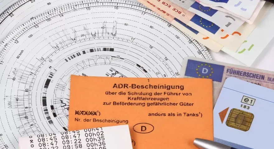 Karta kierowcy, tachograf, pieniądze i dokumenty ADR.
