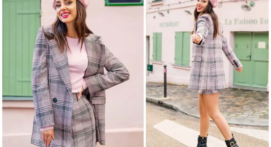 Kobieta w różowym beretce i kraciastej marynarce w stylu preppy, pozuje na tle paryskiej uliczki.