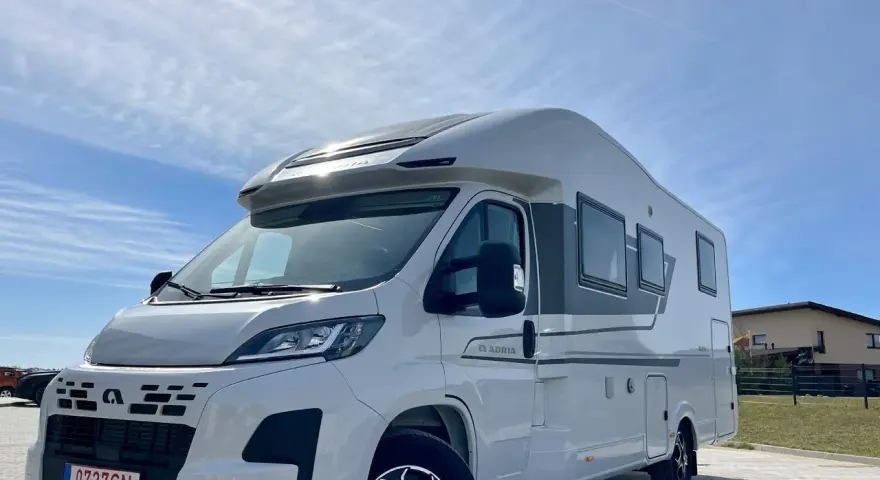 Nowy kamper Adria Matrix 670 SL gotowy na przygodę pod błękitnym niebem.