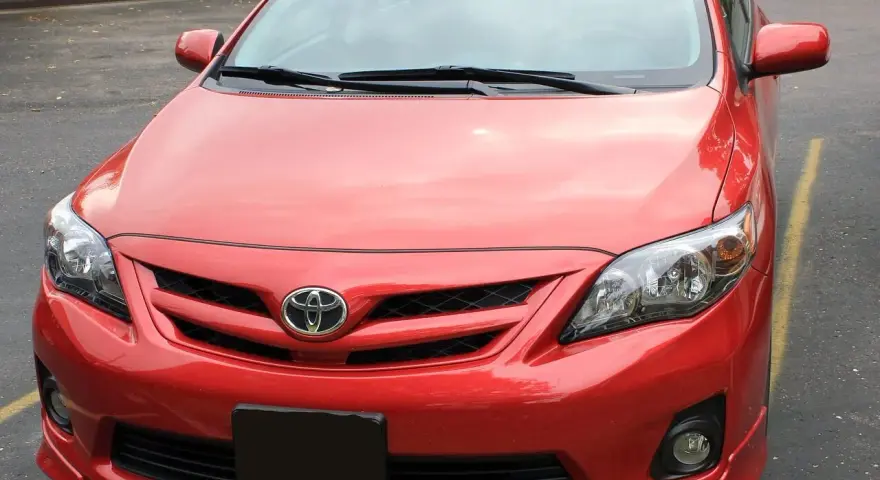 Czerwona Toyota Corolla, okazja! Szukasz aut za grosze od komornika? Ten model może być Twoim strzałem w dziesiątkę.