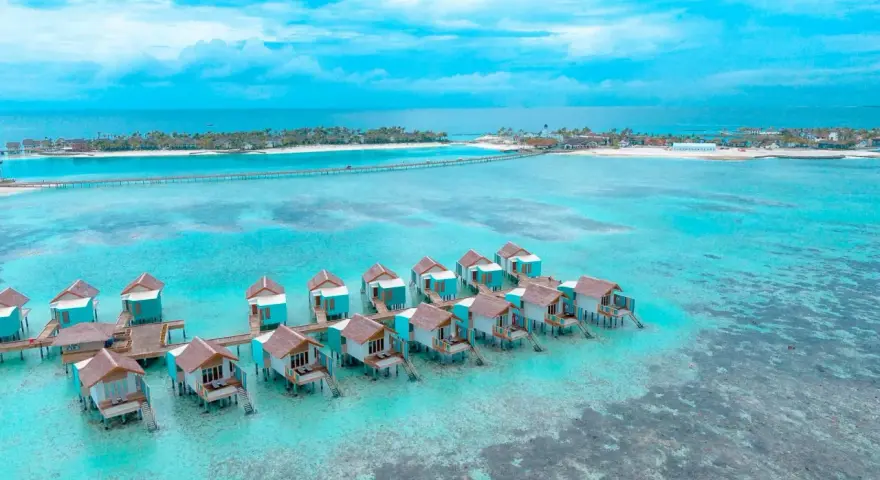 Rajskie domki na wodzie, marzenie o bora-bora loty. Turkusowa woda, białe plaże i palmy.