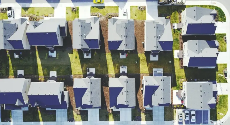 Widok z lotu ptaka na nowe osiedle. Dlaczego mieszkańcy nowych osiedli w 2026 r. masowo skarżą się na patodeweloperkę? Domy stoją blisko siebie, brakuje zieleni.