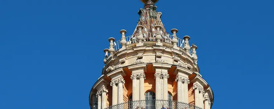 Kopuła Bazyliki św. Piotra z detalami architektonicznymi. Planujesz zwiedzanie? Sprawdź bazylika św piotra bilety.