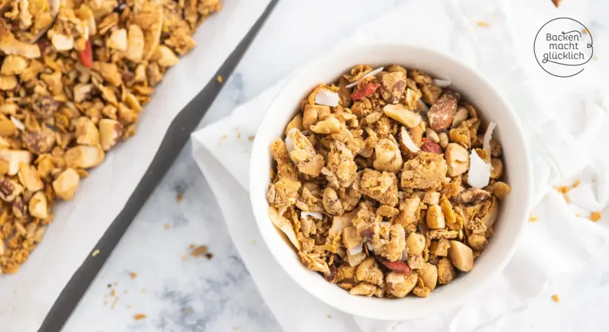 Knuspriges Granola mit Nüssen und Kokoschips, perfekt für ein gesundes Frühstück. Dieses Granola Rezept ist einfach und lecker.