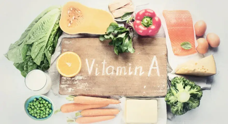 En samling livsmedel rika på vitamin A, som morötter, spenat och lax. Dessa livsmedel kan bidra till hudens hälsa och syn, liknande effekterna av vitamin A retinol.
