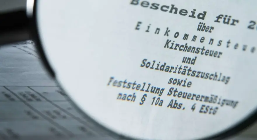 Bescheid über Einkommensteuer, Kirchensteuer und Solidaritätszuschlag. Möglicherweise muss man Kirchensteuer nachzahlen.