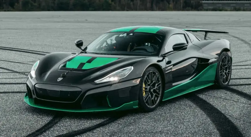 Czarny hipersamochód Rimac Nevera z zielonymi akcentami na torze.