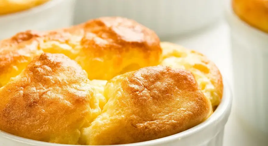Soufflés au fromage dorés et gonflés, prêts à être dégustés.