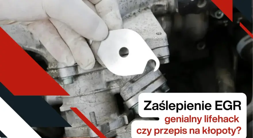Ręka w białej rękawiczce trzyma metalową zaślepkę EGR, gotową do montażu.