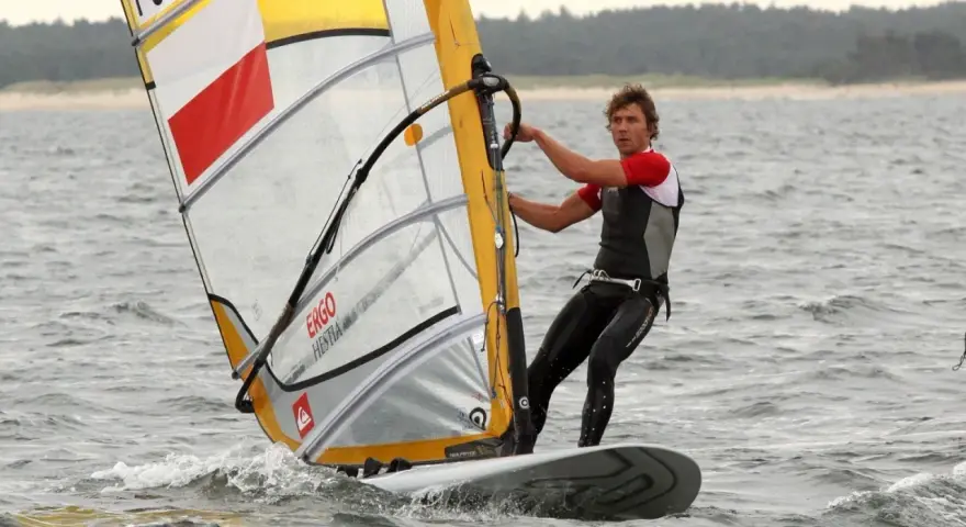 Windsurfing Mazury: Gdzie pływać, uczyć się i wypożyczyć sprzęt?
