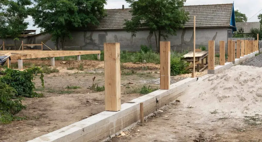 Jak głęboki fundament pod ogrodzenie, aby uniknąć problemów z stabilnością?