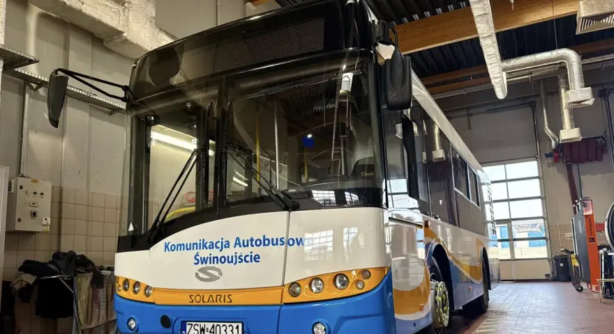 Autobus komunikacji miejskiej Solaris w zajezdni, z napisem "Komunikacja Autobusowa Świnoujście".