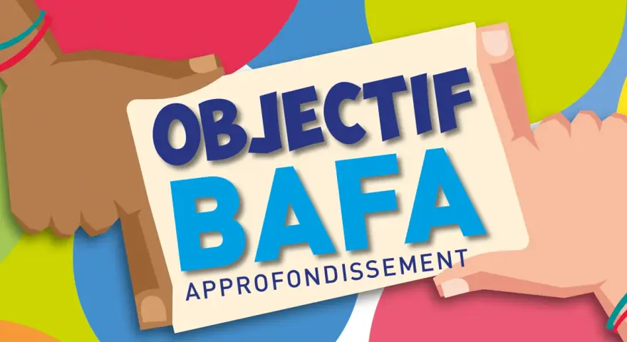 Deux mains tiennent une carte avec "OBJECTIF BAFA APPROFONDISSEMENT" écrit dessus, sur fond coloré.