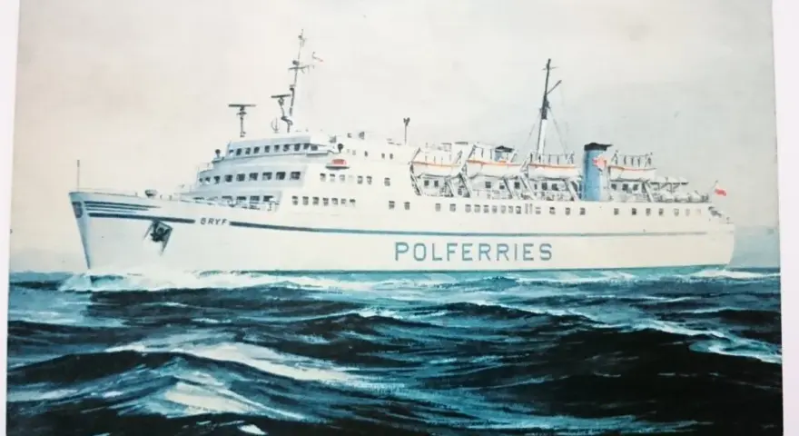 Namalowany statek pasażerski "Gryf" z napisem "POLFERRIES" na burcie, symbol polskiej żeglugi bałtyckiej, pruje fale.