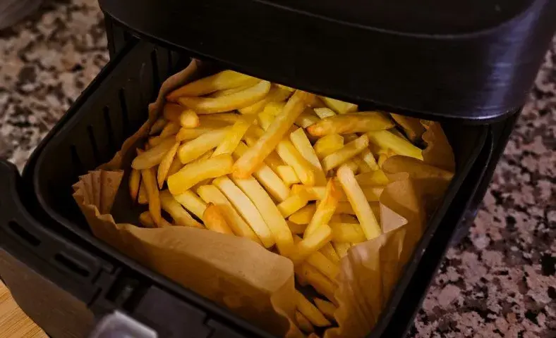 Ile czasu piec frytki w frytkownicy beztłuszczowej, aby były chrupiące?