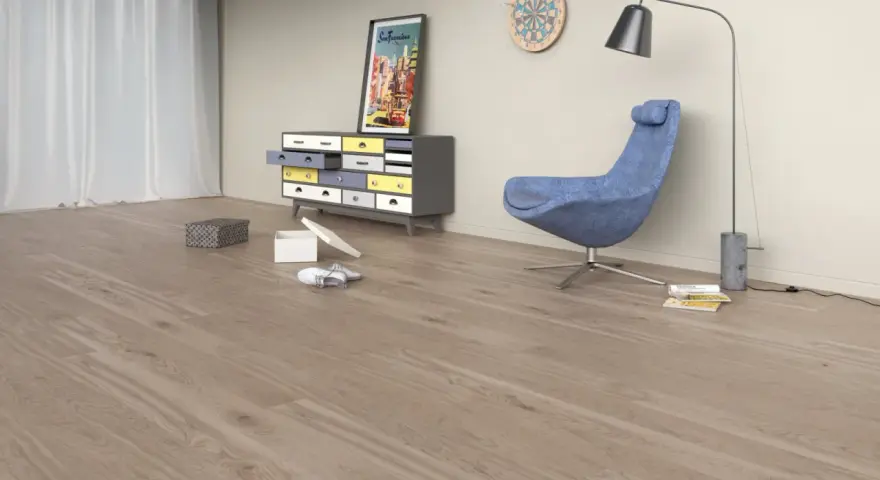 Drewniana podłoga w kolorze taupe, jaki to kolor, tworzy przytulną bazę dla niebieskiego fotela, kolorowej komody i białych butów.