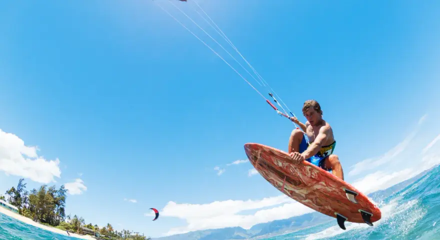 Jaki latawiec do kitesurfingu? Wybierz mądrze i pływaj bezpiecznie
