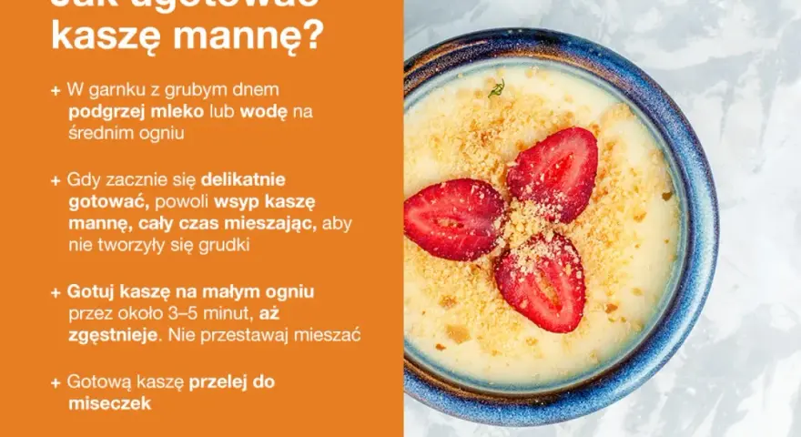 Miseczka kremowej kaszy manny na mleku, udekorowana plasterkami truskawek i posypką.