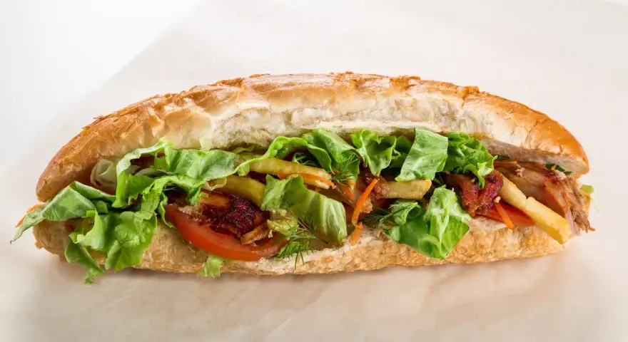 Apetyczny kebab w bułce z sałatą, pomidorem i frytkami. Idealny, by sprawdzić, czy mozna wziac kanapki do bagazu podrecznego.