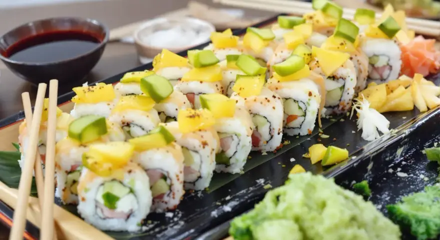 Pyszne rolki sushi z mango i awokado, idealne na letnie popołudnie. Szukasz tykwa przepisy? Te rolki to świetny pomysł!