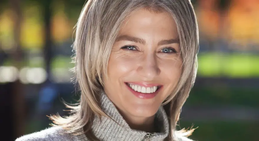Graue Haare färben: Mein Expertentipp für ein natürliches Ergebnis