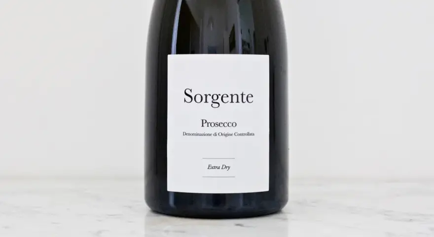 Butelka Sorgente Prosecco Extra Dry. Co to znaczy? To wino o delikatnej słodyczy, idealne na każdą okazję.