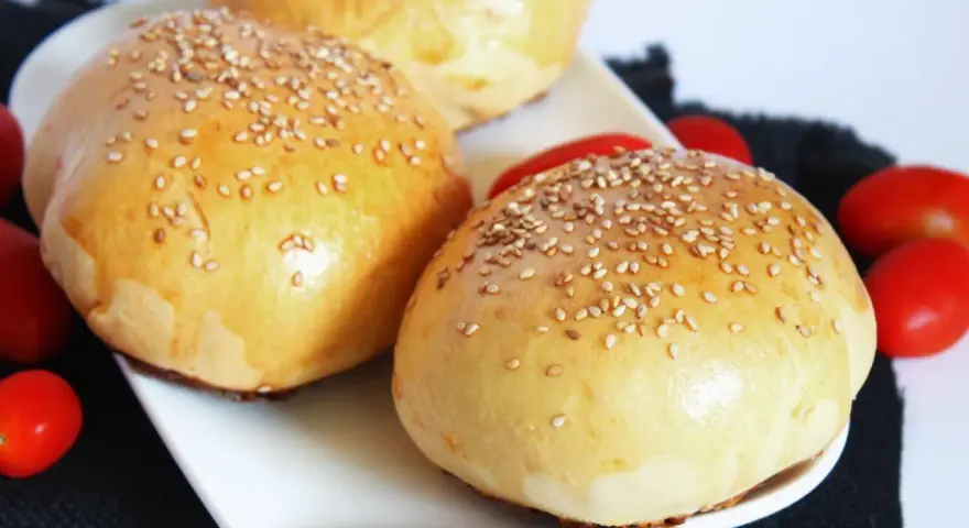Jak upiec puszyste bułki do hamburgerów? Prosty przepis krok po kroku