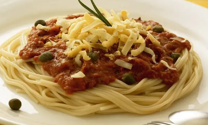 Spaghetti z tuńczykiem i kaparami: idealny obiad w 15 minut!