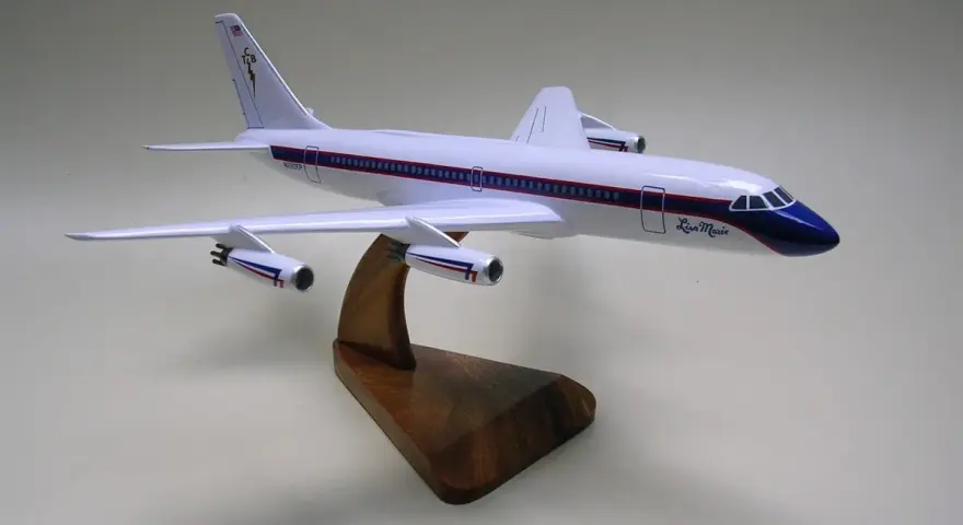 Modellflugzeug "Lisa Marie", das berühmte elvis presley flugzeug, auf einem Holzständer.