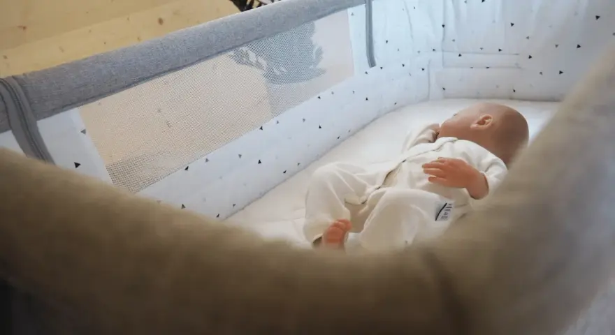 Bezpieczny materac dla noworodka: Lekarze obalają mity!