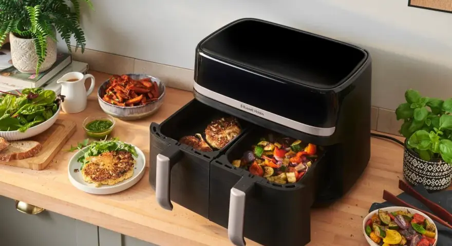 Dania z airfryer: chrupiące warzywa i kalafior na talerzu, obok frytki z batatów. Zdrowo i pysznie!