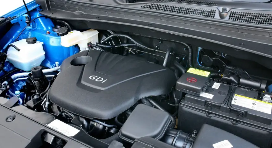 Silnik GDI w Kia Sportage (2015) z widocznym akumulatorem i płynami.