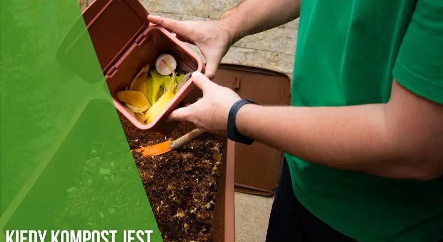 Mężczyzna dodaje resztki organiczne do kompostownika, tworząc cenną ziemię kompostową.