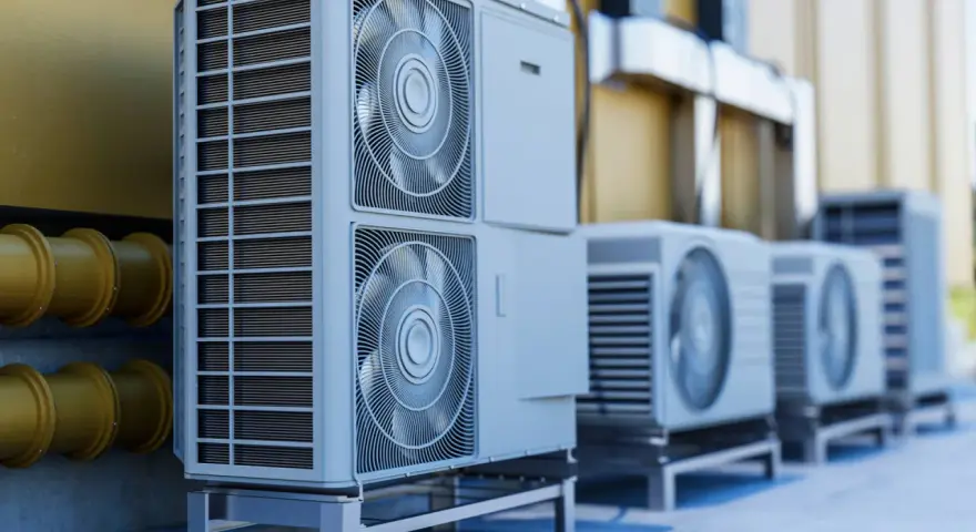 Rząd nowoczesnych jednostek zewnętrznych, w tym potężna pompa ciepła 60 kW, gotowych do zapewnienia wydajnego ogrzewania i chłodzenia.