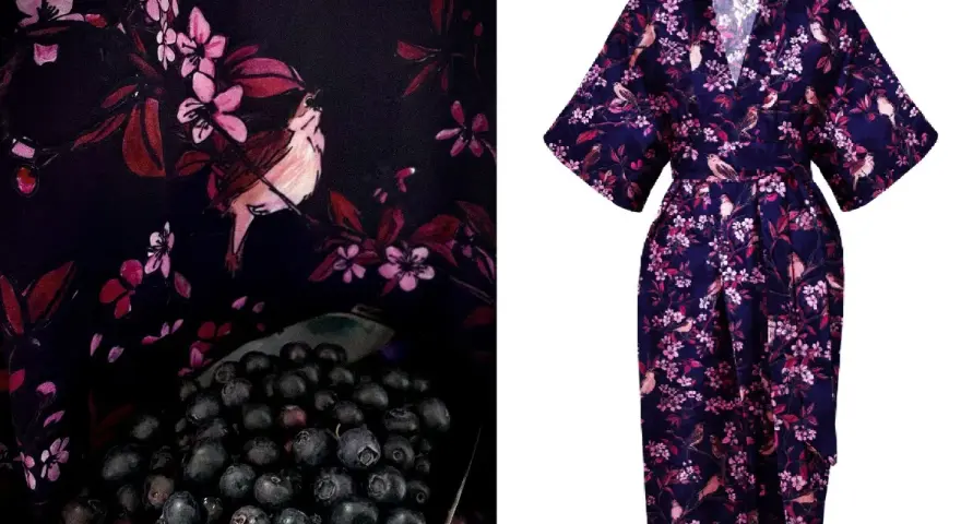 Granatowe kimono wiskoza z motywem ptaków i kwitnących gałązek. Wzór inspirowany naturą, jak świeże jagody i kwitnące drzewa.